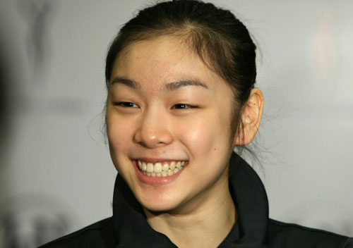 사상초유의 200점대 기록으로 국제빙상경기연맹 2009 피겨세계선수권대회에서 우승한 피겨퀸 김연아가 30일 오전(한국시간) 미국 로스앤젤레스 스테이플스센터에서 열린 갈라쇼에 앞서 주요 외신들과 기자회견을 하던 도중 웃고 있다. 