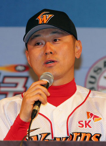 30일 오후 서울 양재동 교육문화회관에서 열린 2009 프로야구 미디어데이에서 SK 박경완이 포부를 밝히고 있다. 