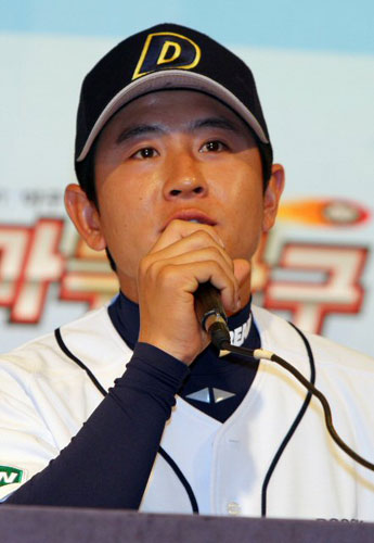  30일 오후 서울 양재동 교육문화회관에서 열린 2009 프로야구 미디어데이에서 두산 손시헌이 포부를 밝히고 있다. 