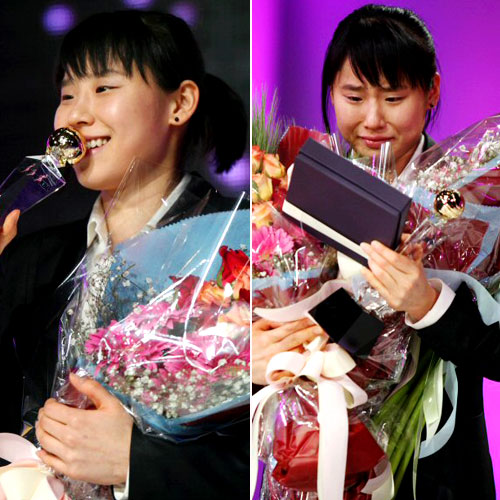   30일 오후 서울 하얏트호텔에서 열린 KB국민은행 2008-2009 여자프로농구 시상식에서 정규리그 MVP를 수상한 뒤 트로피에 입을 맞추고 있는 최윤아와(사진 왼쪽) 수상소감을 하기에 앞서 눈물을 흘리고 있는 최윤아. 