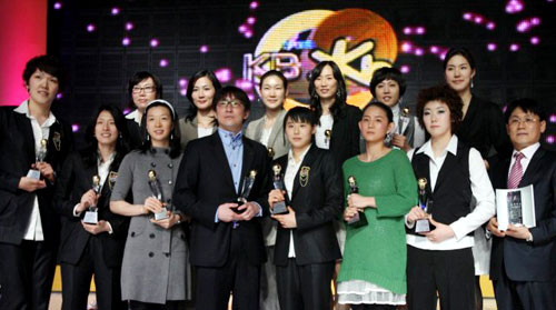 30일 오후 서울 하얏트호텔에서 열린 KB국민은행 2008-2009 여자프로농구 시상식에서 수상자들 (앞줄 왼쪽부터) 하은주(신한은행), 전주원(신한은행), 이미선(삼성생명), 임달식감독(신한은행), 최윤아(신한은행), 김은경(우리은행), 박혜진(우리은행), 백상흠 삼성생명 사무국장, (뒷줄 왼쪽부터) 정선민(신한은행), 신정자(금호생명), 박정은(삼성생명), 이종애(삼성생명), 변연하(국민은행), 김계령(우리은행) 이 함께 기념촬영을 하고 있다. 