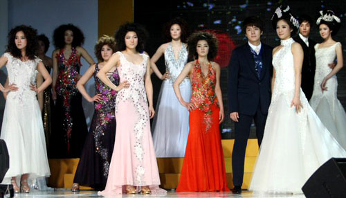 30일 오후 서울 하얏트호텔에서 열린 KB국민은행 2008-2009 여자프로농구 시상식에서 (왼쪽부터) 박은진(신세계), 이연화(신한은행), 박하나(신세계), 김나연(국민은행), 박언주(삼성생명), 한채진(금호생명), 김연주(신한은행)가 패션쇼를 마친 뒤 포즈를 취하고 있다. 