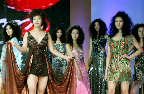  30일 오후 서울 하얏트호텔에서 열린 KB국민은행 2008-2009 여자프로농구 시상식에서 WKBL 패션쇼에 참가한 금호생명의 김보미(왼쪽 두번째)가 슈퍼모델들과 함께 포즈를 취하고 있다. 