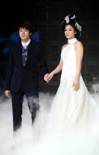  30일 오후 서울 하얏트호텔에서 열린 KB국민은행 2008-2009 여자프로농구 시상식에서 신한은행 김연주가 웨딩드레스를 입고 패션쇼를 하고 있다. 