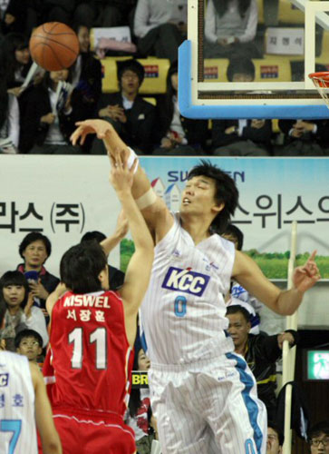 30일 전주실내체육관에서 열린 프로농구 플레이오프 전주 KCC와 인천 전자랜드 경기에서 KCC 하승진(우측)이 전자랜드 서장훈의 슛을 블록하고 있다. 