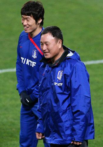 2010년 남아프리카공화국월드컵 아시아지역 최종예선 5차전 북한과의 경기를 하루 앞둔 30일 오후 서울 상암 월드컵경기장에서 열린 축구국가대표팀 훈련에서 허정무 감독과 박지성이 환하게 웃고 있다. 