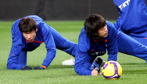 2010년 남아프리카공화국월드컵 아시아지역 최종예선 5차전 북한과의 경기를 하루 앞둔 30일 오후 서울 상암 월드컵경기장에서 열린 축구국가대표팀 훈련에서 박지성과 박주영이 스트레칭으로 몸을 풀고 있다. 