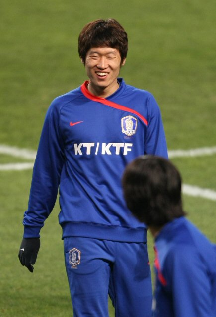  2010년 남아프리카공화국월드컵 아시아지역 최종예선 5차전 북한과의 경기를 하루 앞둔 30일 오후 서울 상암 월드컵경기장에서 열린 축구국가대표팀 훈련에서 박지성이 환하게 웃으며 동료와 대화하고 있다. 