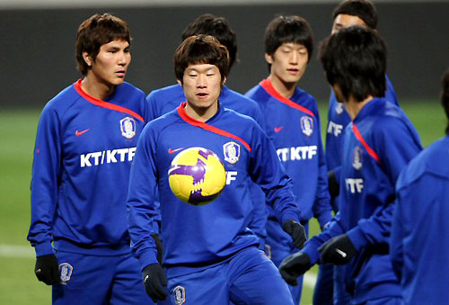 2010년 남아프리카공화국월드컵 아시아지역 최종예선 5차전 북한과의 경기를 하루 앞둔 30일 오후 서울 상암 월드컵경기장에서 열린 축구국가대표팀 훈련에서 박지성을 비롯한 선수들이 가벼운 패스로 몸을 풀고 있다. 