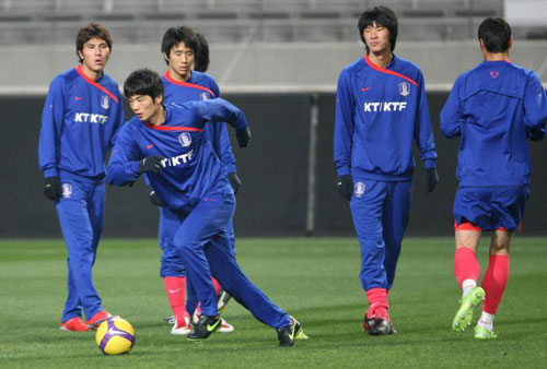 2010년 남아프리카공화국월드컵 아시아지역 최종예선 5차전 북한과의 경기를 하루 앞둔 30일 오후 서울 상암 월드컵경기장에서 열린 축구국가대표팀 훈련에서 기성용이 짧은 드리블 연습을 하고 있다. 