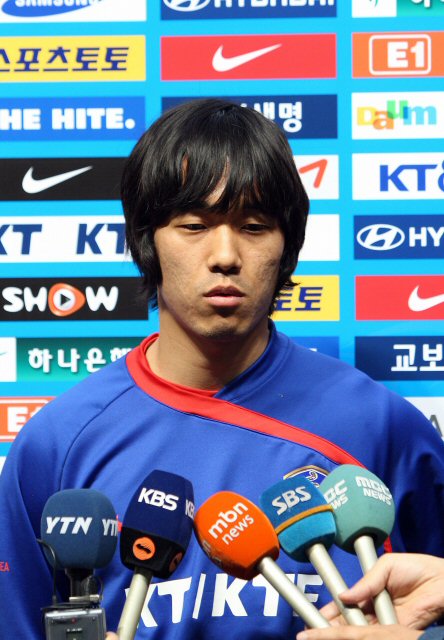 2010 월드컵 아시아지역 최종예선 5차전 북한과의 경기를 앞두고 30일 오후 서울 상암 월드컵경기장에서 열린 축구국가대표팀 훈련에서 박주영선수가 기자들의 질문에 답하고 있다. 