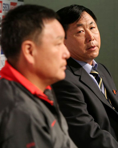 2010년 남아공월드컵 아시아예선 맞대결을 앞두고 31일 서울 상암동 서울월드컵경기장에서 열린 남북한 양팀 감독 기자회견에서 북한 김정훈 감독이 질문에 답하고 있다. 