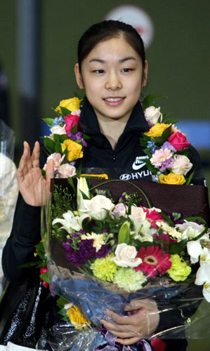 세계 최초로 피겨 여자 싱글 부문 200점을 돌파하며 세계선수권대회를 우승한 김연아가 31일 오후 인천국제공항을 통해 입국하며 팬들과 취재진을 향해 금메달을 들어 보이고 있다. 