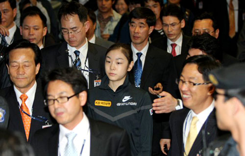 세계 최초로 피겨 여자 싱글 부문 200점을 돌파하며 세계선수권대회를 우승한 김연아가 31일 오후 인천국제공항을 통해 입국, 경호를 받으며 기자회견장으로 향하고 있다. 