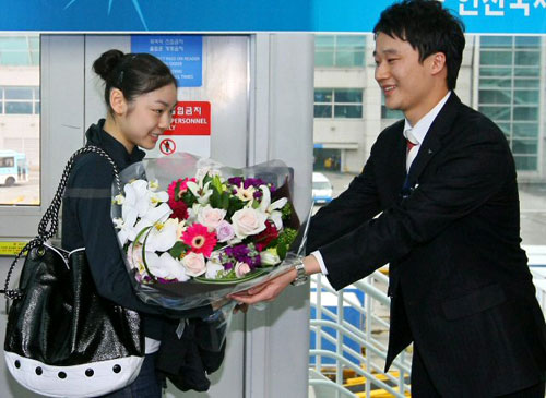 2009 세계피겨선수권에서 대망의 우승을 달성한 피겨퀸 김연아가 31일 오후 로스앤젤레스발 대한항공 KE 018편으로 인천공항에 도착한 뒤 인천공항공사가 마련한 꽃다발을 전달받고 있다. 