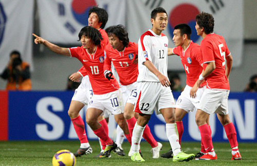 1일 서울 상암동 서울월드컵경기장에서 열린 2010 남아공월드컵 아시아예선 한국-북한전에서 김치우가 결승골을 성공시키자 한국대표팀이 함께 기뻐하고 있다. 