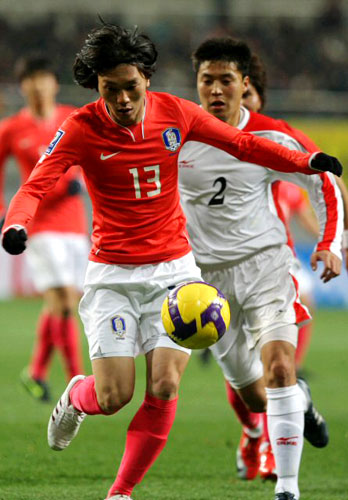 1일 서울월드컵경기장에서 벌어진 2010년 남아공월드컵 아시아예선 한국-북한전에서 김치우가 북한 차정혁의 수비를 피해 드리블하고 있다. 