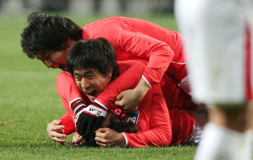 1일 서울 상암동 서울월드컵경기장에서 벌어진 2010년 남아공월드컵 아시아예선 한국-북한전에서 결승골을 넣은 김치우(맨아래)를 오범석(가운데), 강민수(위)가 달려들며 함께 환호하고 있다. 