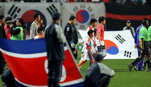 1일 저녁 서울월드컵경기장에서 벌어진 2010 남아프리카공화국 월드컵 아시아지역 최종예선 남북 축구국가대표 경기에서 양팀 선수들이 입장하고 있다. 