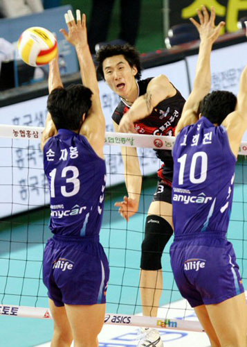 5일 천안 유관순체육관에서 벌어진 2008-2009 프로배구 V리그 챔피언결정전 1차전 현대캐피탈-삼성화재 경기에서 현대캐피탈 박철우가 삼성화재 손재홍, 고희진의 블로킹을 앞에 두고 강타를 날리고 있다. 