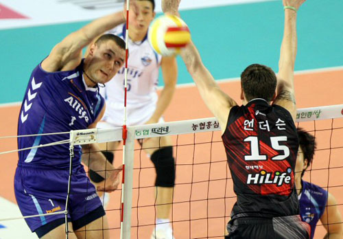 5일 천안 유관순체육관에서 벌어진 2008-2009 프로배구 V리그 챔피언결정전 1차전 삼성화재-현대캐피탈 경기에서 삼성화재 안젤코가 현대캐피탈 앤더슨의 블로킹을 앞에두고 강타를 날리고 있다. 