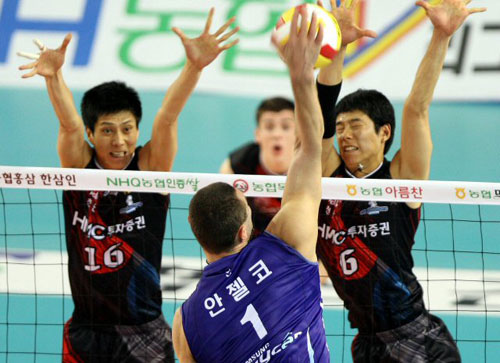 5일 천안 유관순체육관에서 벌어진 2008-2009 프로배구 V리그 챔피언결정전 1차전 현대캐피탈-삼성화재 경기에서 현대캐피탈 하경민, 송병일이 삼성화재 안젤코의 스파이크를 블로킹하고 있다. 
