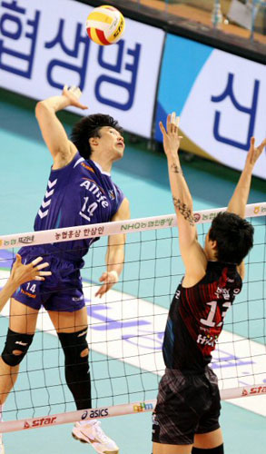 5일 천안 유관순체육관에서 벌어진 2008-2009 프로배구 V리그 챔피언결정전 1차전 삼성화재-현대캐피탈 경기에서 삼성화재 석진욱이 현대캐피탈 박철우의 블로킹을 앞에두고 강타를 날리고 있다. 