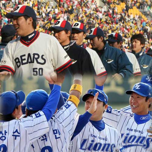 5일 오후 잠실야구장에서 열린 프로야구 두산 대 KIA 경기에서 최승환의 투런포와 김동주의 적시타에 힘입어 3대1로 승리를 거둔 두산 선수들이 하이파이브하고 있다. 두산 선수들은 이날 옛 OB시절 유니폼을 입고 경기에 임했다.(위)
5일 대구구장에서 열린 프로야구 삼성 라이온즈-LG 트윈즈전에서 삼성 선수들이 9회말 2사 만루의 위기를 넘기고 경기를 승리로 마무리한 뒤 손을 맞추며 기뻐하고 있다.(아래)
 