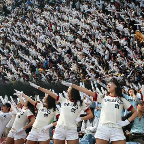 2009 CJ 마구마구 프로야구 개막 이틀째인 5일 오후 서울 잠실야구장에서 열린 두산-기아 경기에서 많은 관중이 응원을 하고 있다.
 