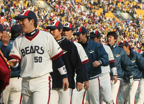 5일 오후 잠실야구장에서 열린 프로야구 두산 대 KIA 경기에서 최승환의 투런포와 김동주의 적시타에 힘입어 3대1로 승리를 거둔 두산 선수들이 하이파이브하고 있다. 두산 선수들은 이날 옛 OB시절 유니폼을 입고 경기에 임했다. 