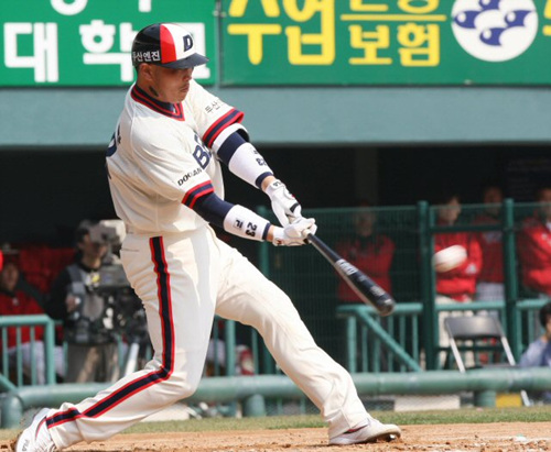 5일 오후 잠실야구장에서 열린 프로야구 두산 대 KIA 경기에서 두산 최승환이 2회말 2사 1루때 투런홈런을 치고 있다. 