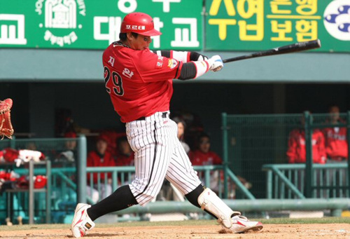5일 오후 잠실야구장에서 열린 프로야구 두산 대 KIA 경기에서 4회초 선수 타자로 나선 KIA 나지환이 솔로홈런을 치고 있다. 
 