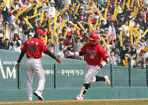 5일 오후 잠실야구장에서 열린 프로야구 두산 대 KIA 경기에서 4회초 선수 타자로 나선 나지환이 솔로홈런을 친 후 최태원 3루코치와 하이파이브하고 있다.
 