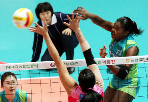 6일 인천 도원체육관에서 열린 여자 프로배구 챔피언결정전 GS칼텍스와 흥국생명의 경기. GS칼텍스 데라크루즈가 흥국생명의 블로킹 벽을 피해 강타를 날리고 있다. 