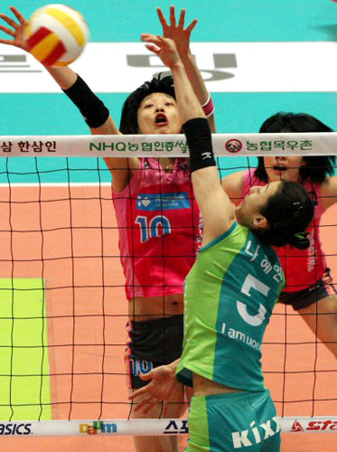 6일 인천 도원체육관에서 열린 여자 프로배구 챔피언결정전 GS칼텍스와 흥국생명의 경기. 흥국생명 김연경이 GS칼텍스 나혜원의 공격을 가로막고 있다. 