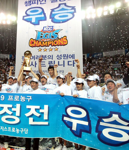 1일 전주실내체육관에서 벌어진 프로농구 챔프 7차전에서 삼성을 꺾고 우승한 KCC 선수들이 기쁨을 만끽하고 있다. 