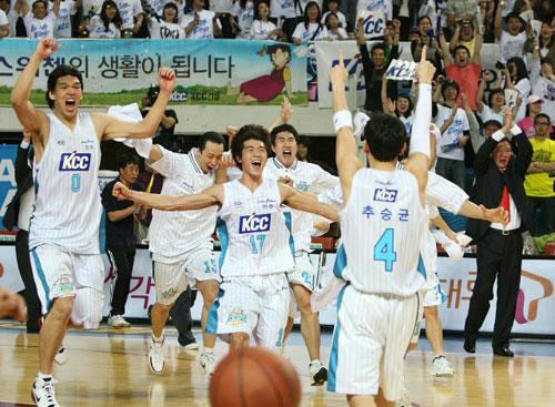 1일 오후 전주체육관에서 열린 2008-2009 동부프로미 프로농구 챔피언결정전 7차전 서울 삼성과 전주 KCC의 경기에서 승리하고 챔피언에 오른 전주 KCC 선수들이 환호하고 있다. 