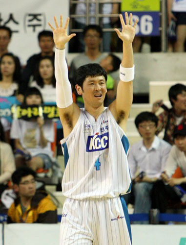 1일 오후 전주체육관에서 열린 2008-2009 동부프로미 프로농구 챔피언결정전 7차전 서울 삼성과 전주 KCC의 경기에서 KCC 추승균이 심판에게 어필하고 있다. 
