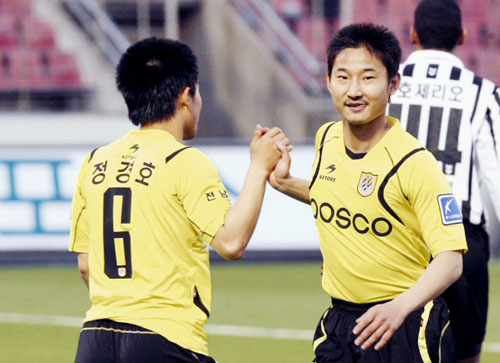 1일 전남 광양전용구장에서 열린 전남 드래곤즈와 경남 FC의 경기에서 두 번째 골을 넣은 전남 정경호와 이천수가 손을 맞잡고 있다.<BR>전남은 K-리그 8라운드 홈 경기에서 슈바와 정경호의 릴레이 골이 터지면서 경남FC를 2-0으로 이겼다. 지난주 1골 1도움을 기록하며 기대를 모았던 이천수는 후반 27분 한 차례 슛을 때렸을 뿐 별다른 활약을 보여주지 못한 채 후반 35분 김명운과 교체돼 아쉬움을 남겼다. 