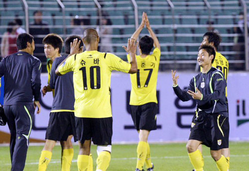 1일 전남 광양전용구장에서 열린 전남 드래곤즈와 경남 FC의 경기에서 후반에 교체된 전남 이천수(사진 맨 오른쪽)가 팀이 승리하자 동료인 슈바에게 장난스럽게 다가가고 있다. 