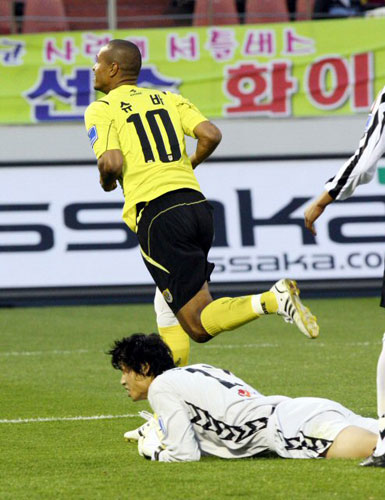 1일 전남 광양전용구장에서 열린 전남 드래곤즈와 경남 FC의 경기에서 첫 골을 넣은 전남 슈바(노란색)가 아쉬워하는 경남 골기퍼 신승경을 뒤로 하고 관중석에 달려가고 있다. 전남 1-0 리드. 