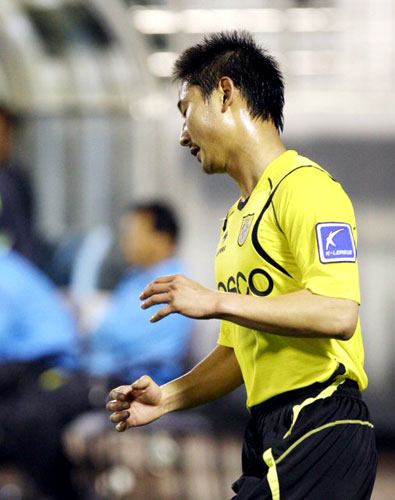 1일 전남 광양전용구장에서 열린 전남 드래곤즈와 경남 FC의 경기에서 몸싸움 끝에 공을 빼앗긴 전남 이천수가 아쉬워하고 있다. 