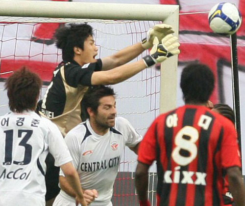   2일 오후 서울 상암월드컵축구경기장에서 열린 FC서울과 성남일화 경기에서 FC서울의 슛을 성남 골키퍼 정성룡이 선방하고 있다. 