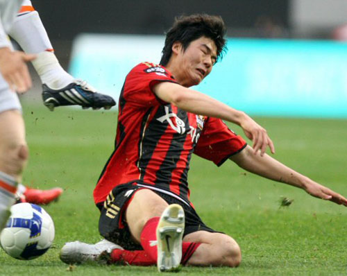   2일 오후 서울 상암월드컵축구경기장에서 열린 FC서울과 성남일화 경기에서 성남의 공격을 서울 기성용이 태클로 저지하고 있다. 