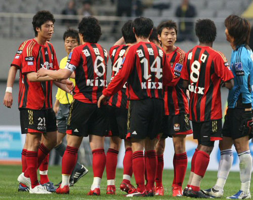   2일 오후 서울 상암월드컵축구경기장에서 열린 FC서울과 성남일화 경기에서 서울 선수들이 승리를 기뻐하고 있다. 