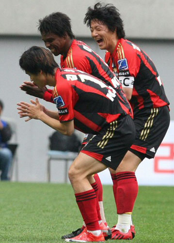  2일 오후 서울 상암월드컵축구경기장에서 열린 FC서울과 성남일화 경기에서 FC서울 김승용이 동료들과 골 세리머니를 하고 있다. 