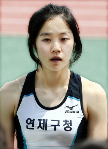 2일 경북 김천종합운동장에서 열린 제38회 전국종별육상경기선수권대회 여자 장대높이뛰기 여자 일반부 우승자 임은지(연제구청)가 경기가 끝난 뒤 인터뷰를 하고 있다. 