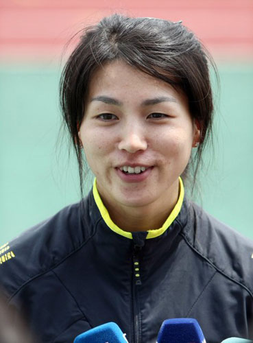 2일 경북 김천종합운동장에서 열린 제38회 전국종별육상경기선수권대회 여자 장대높이뛰기 여자 대학부 우승자 최윤희(원광대)가 경기가 끝난 뒤 인터뷰를 하고 있다. 