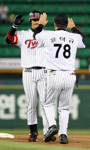  3일 서울 잠실야구장에서 열린 2009 프로야구 LG 트윈스-히어로즈 경기, LG 박용택(왼쪽)이 8회말 2사 1, 3루 상황에서 2타점 2루타를 친 뒤 윤덕규 코치와 하이파이브를 하고 있다. 