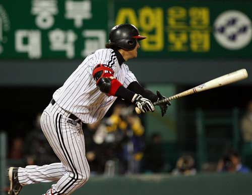  3일 서울 잠실야구장에서 열린 2009 프로야구 LG 트윈스-히어로즈 경기, LG 박용택이 8회말 2사 1, 3루 상황에서 2타점 2루타를 치고 있다. 
